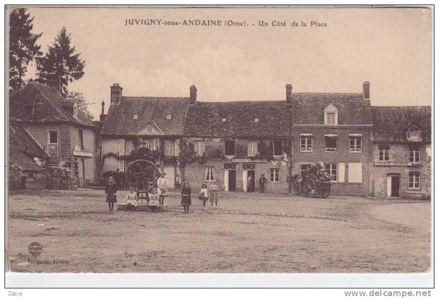 61.103/ JUVIGNY SOUS ANDAINES - Un Côté De La Place - Juvigny Sous Andaine