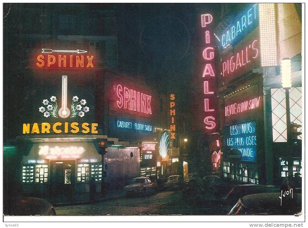 PARIS-place Pigalle Avec Voitures :4cv Citroen,dauphine, Citroen Ds  Etc.. - Parijs Bij Nacht