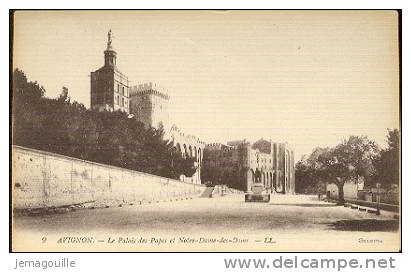 AVIGNON 84 - Le Palais Des Papes Et Notre-Dame Ses Doms - 9 - Bedarrides