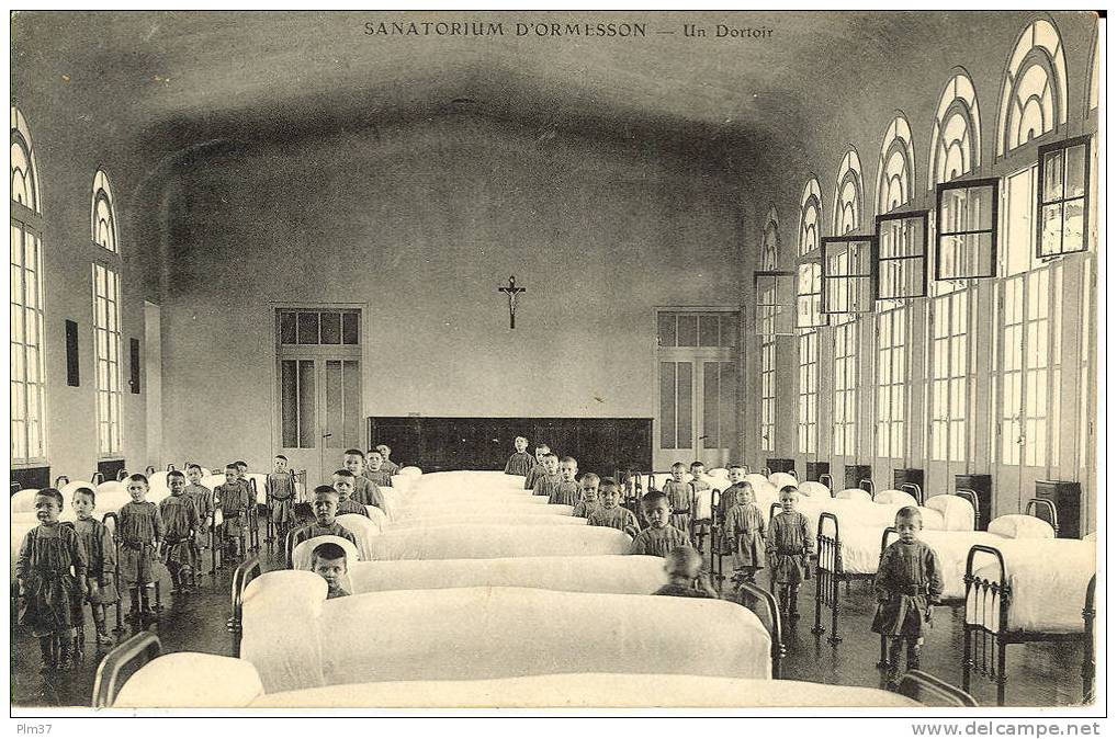 ORMESSON - Sanatorium, Un Dortoir - Petits Garçons En Rang Devant Leur Lit - Voy. 1912 - Ormesson Sur Marne