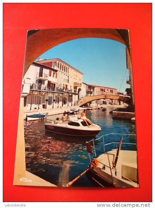 CPSM OU CPM(83-VAR)-PORT-GRIMAUD-- CITE LACUSTRE  REALISE PAR LA SOCIETE "ETIGE" -PROJET DE F. SPOERRY ARCH.D.P.L.G.-BEG - Port Grimaud