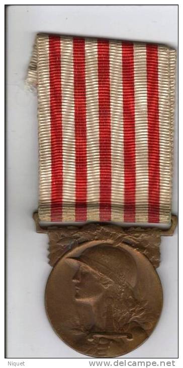 MEDAILLE GRANDE GUERRE 1914/1918 DANS SON JUS, EPINGLE DE PORT - France