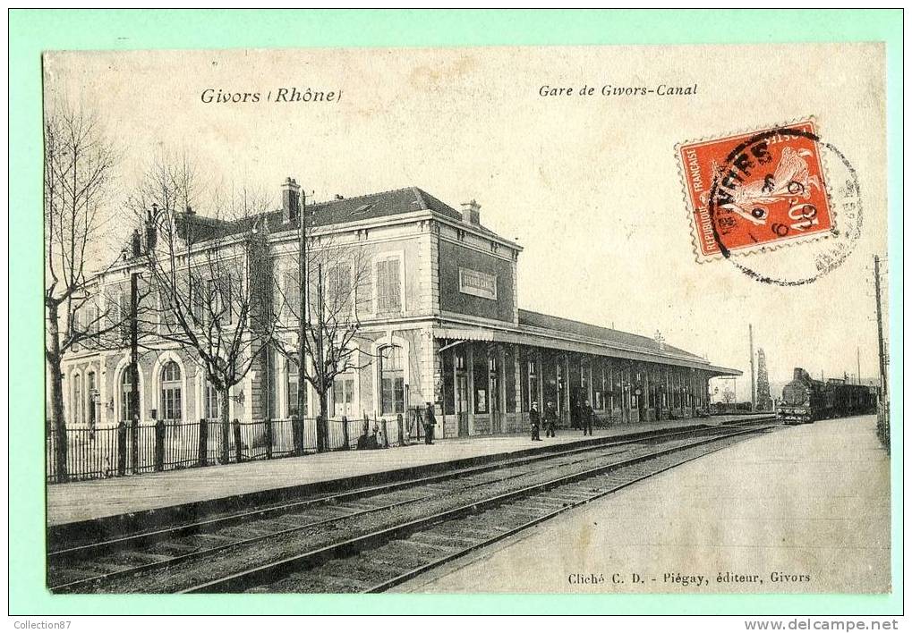 69 - RHONE - GIVORS - INTERIEUR De La GARE - ARRIVEE Du TRAIN - Givors