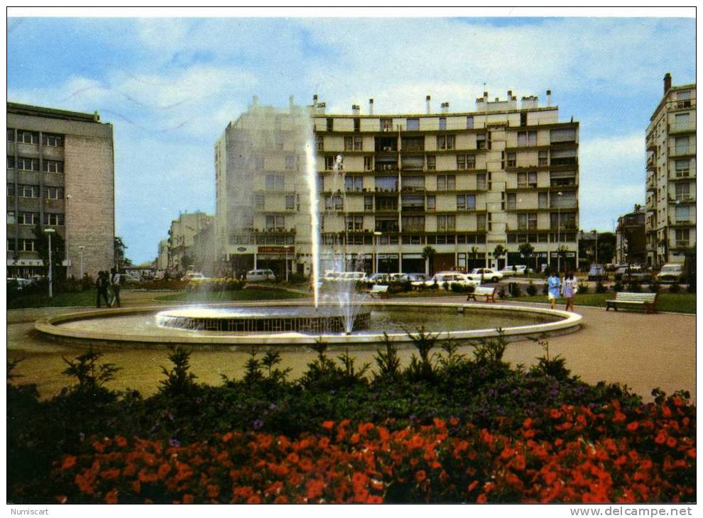 LA ROCHE SUR YON...PLACE DE LA VENDEE ET RUE DES SABLES...ANIMEE... - La Roche Sur Yon