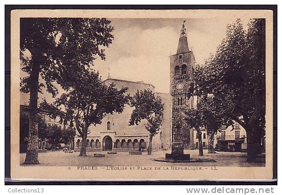 PYRENEES ORIENTALES - Prades - L'église Et La Place De La République - Prades