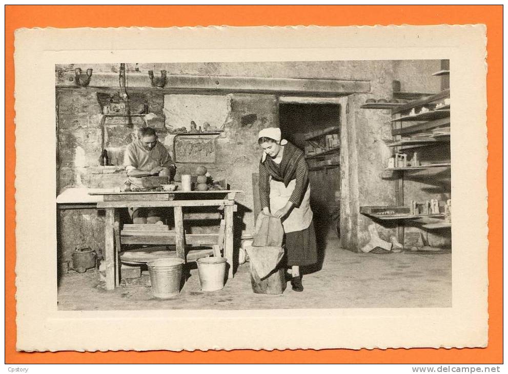 06 - VALLAURIS - Poterie - Les Potiers - Tourneur Et Engobeuse - Vallauris