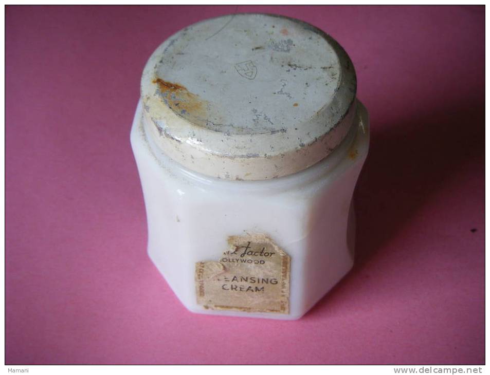 Ancien Pot De Creme En Opaline (je Pense) Hauteur 7.5 Cm-max Factor--- - Autres & Non Classés