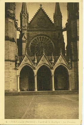 2 Pontmain Facade De La Basilique Les Frontons - Landivy