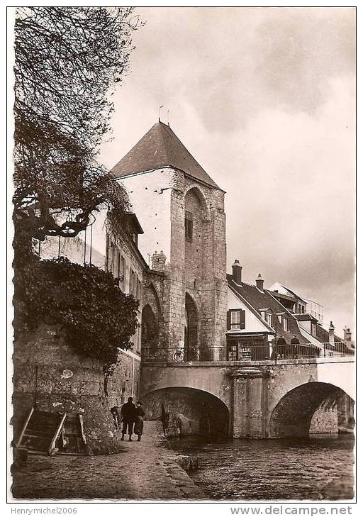 Cpsm  Moret Sur Loing , La Porte De Bourgogne - Moret Sur Loing