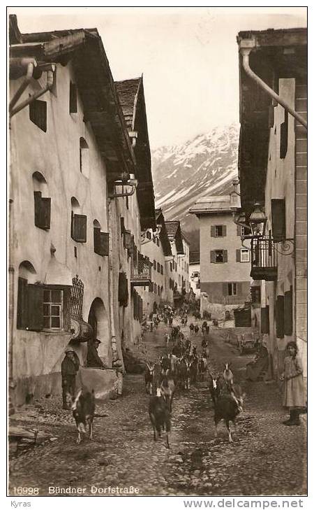 CPSM 9X14 . BUNDNER DORFSTRASSE  . TROUPEAU DE CHEVRES TRAVERSANT LE VILLAGE - Avers