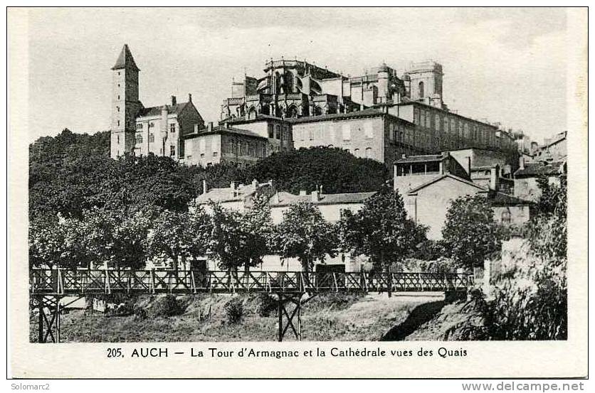 Auch 32   La Tour D´Armagnac Et Cathedrale  Vue Sur Les Quais - Auch