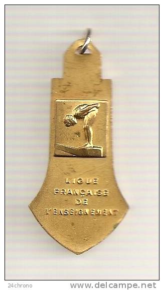 Pendentif Ancien USEP, Ligue Française De L´ Enseignement Representant Une Femme Preparant Son Plongeon (09-1042) - Natation