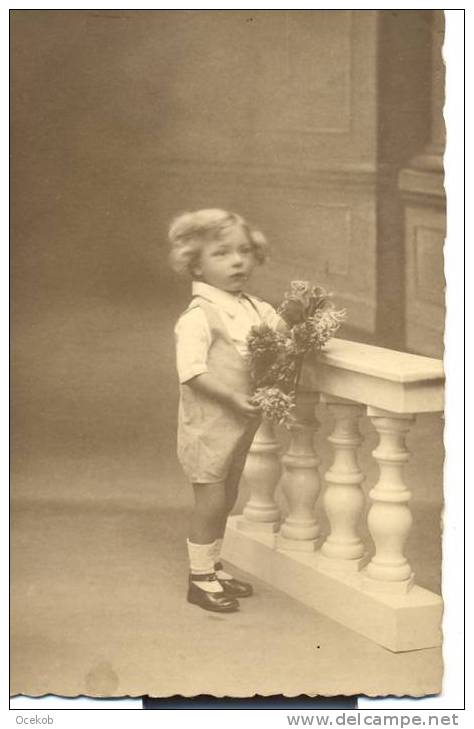 FOTOKAART KLEIN KIND JONGEN AAN BALUSTRADE MET BLOEMEN IN DE HAND - Niños