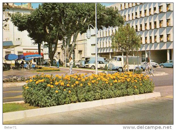 83 / Var. Draguignan. La Place Du Palais - Draguignan