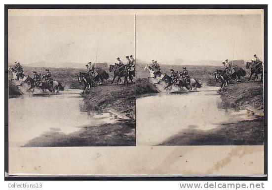 CARTES STEREOSCOPIQUES - Des Hommes Traversant Un Cour D'eau à Cheval - Cartes Stéréoscopiques