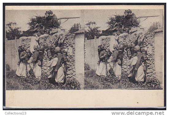 CARTES STEREOSCOPIQUES - Scène De Guerre : Des Hommes Tirant Depuis Un Mur, Des Femmes Les Accompagnent - Cartes Stéréoscopiques