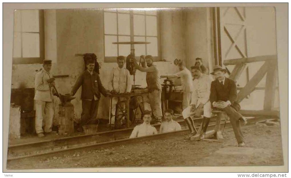 ANTIGUA FOTO POSTAL DE MELILLA - TROPAS ESPAÑOLAS DEL CUERPO DE INGENIEROS EN EL TALLER DEL FERROCARRIL - GUERRA DEL RIF - Otras Guerras