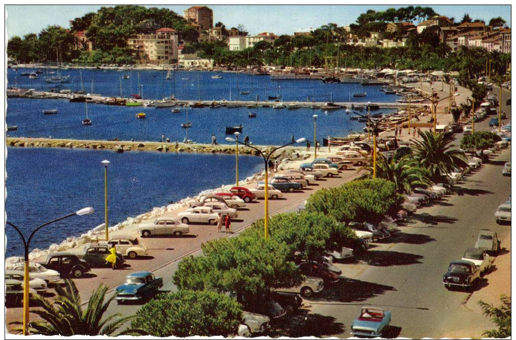 VAR. BANDOL. VUE GENERALE. ANIMEE .VOITURES ANNEES 60 - Bandol