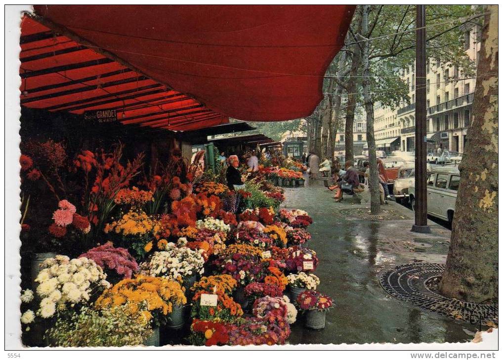 Cpsm  75 PARIS   MARCHE AUX FLEURS PLACE DE LA MADELEINE - Petits Métiers à Paris