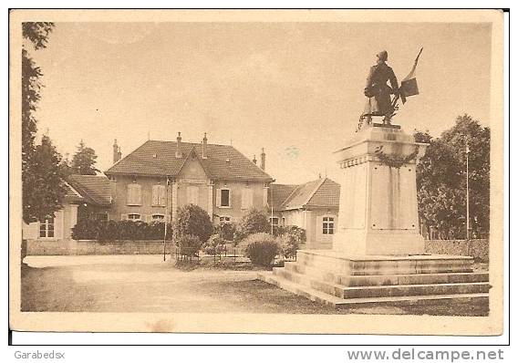 CPA De POLIGNY - Ecole De Garçons Et Monument Aux Morts. - Poligny