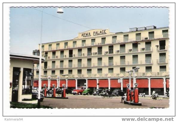 CAMEROUN / DOUALA / Hôtel AKWA PALACE  ( Avec AUTOMOBILES Années 50 + STATION-SERVICES ESSENCE "BP" ) - Cameroun