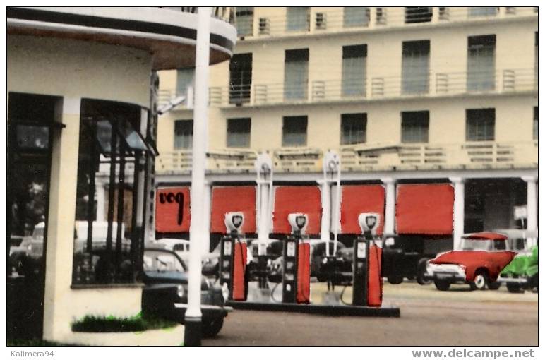 CAMEROUN / DOUALA / Hôtel AKWA PALACE  ( Avec AUTOMOBILES Années 50 + STATION-SERVICES ESSENCE "BP" ) - Cameroun