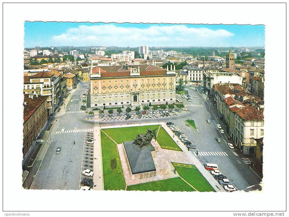 MONZA 1964 - Piazza Trento E Trieste - ANIMATA E AUTO D'EPOCA - Viaggiata - In Buone Condizioni. - Monza