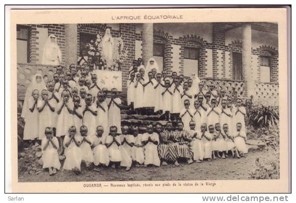 OUGANDA , Nouveaux Baptisés Réunis Aux Pieds De La Statue De La Vierge - Uganda