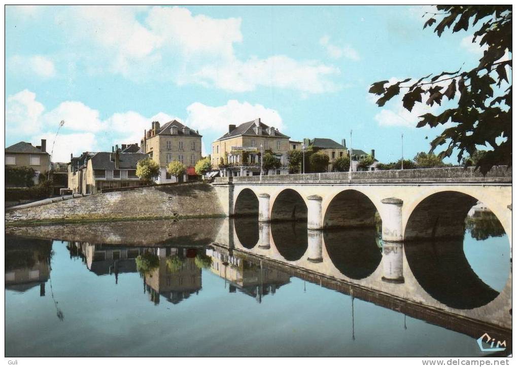 TERRASSON La VILLEDIEU- 24 / DORDOGNE - Le Pont Neuf Et La Vézère-CPSM -*PRIX FIXE - Autres & Non Classés