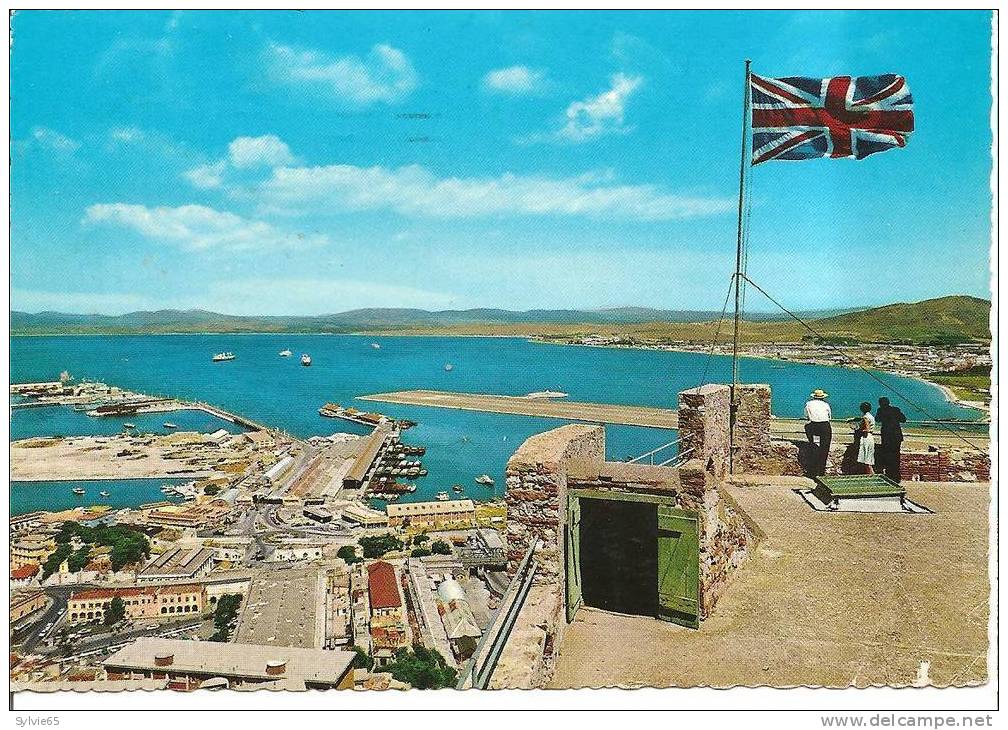 GIBRALTAR-vue Au Port,et Au Continent Espagnol Du Chateau Des  Maure+ Drapeau Anglais - Gibraltar