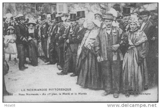 LA NORMANDIE PITTORESQUE. NOCE NORMANDE. AU 1er PLAN LE MARIE ET LA MARIEE. Carte Sepia. - Nozze