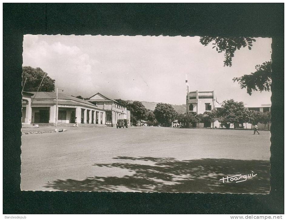 CPSM - A.E.F. Bangui - Place Edouard Renard ( Afrique Equatoriale Française, Camion Lib. Au Messager 35 Aspect Brillant - Centraal-Afrikaanse Republiek