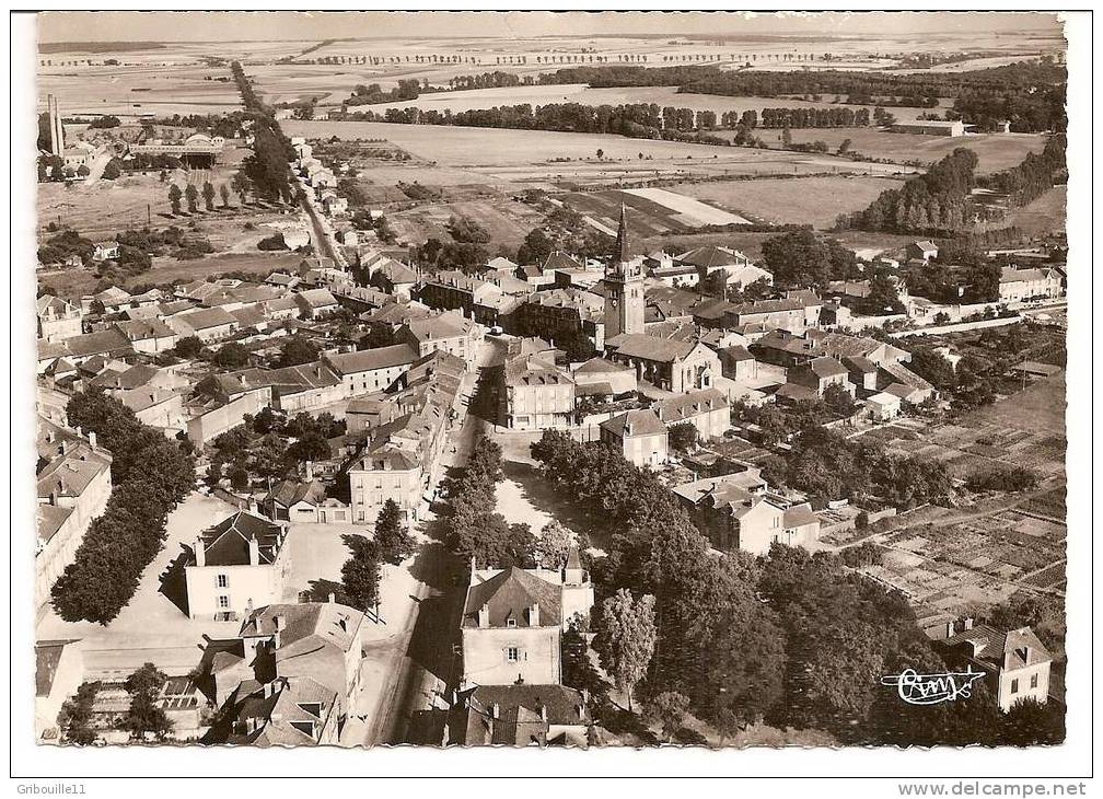 JARNY   -   ** VUE AERIENNE De L´EGLISE , MAIRIE Et  RUE GAMBETTA **   -     Editeur  COMBIER De Macon   N° 177-42 A - Jarny