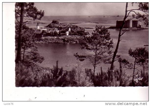 CARANTEC  -  Vue De  PEN AN LANN Vers Le Phare De L´Ile Louet Et Le Célèbre Château Historique Du Taureau  - N° 0537 - Carantec