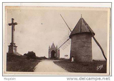 Les Herbiers : Le Mont Des Alouettes, La Chapelle, Le Calvaire Et Le Moulin - Les Herbiers