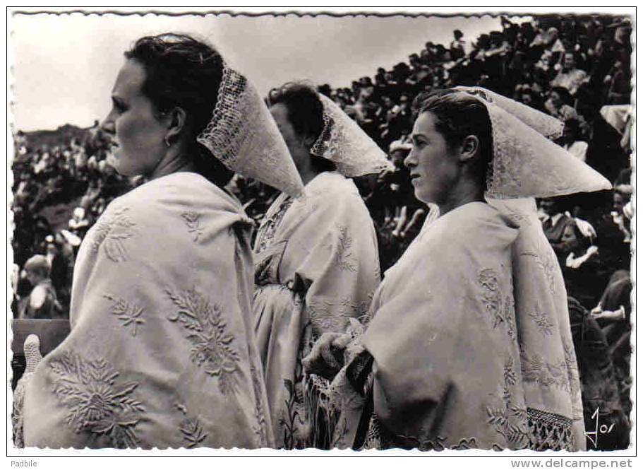 Carte Postale 29. Kerlouan  Les Jeunes  Filles En Costumes De Cérémonie Trés Beau Plan - Kerlouan