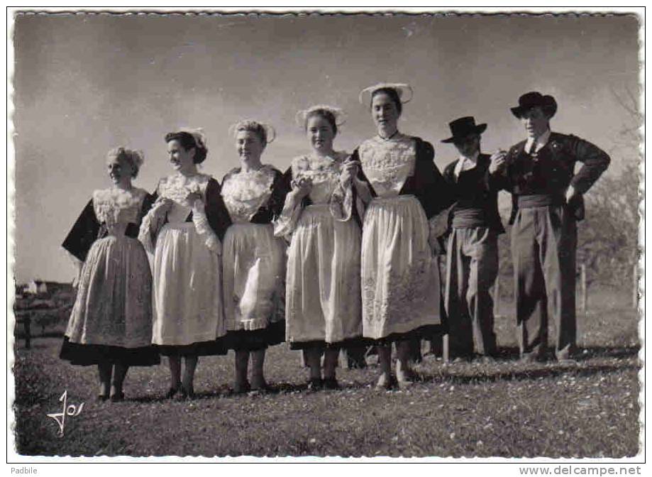 Carte Postale 29. Chateaulin   Les Jeunes  Filles Et Jeunes Hommes En Costumes De Cérémonie Trés Beau Plan - Châteaulin