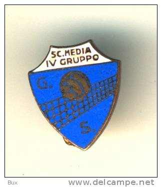 GRUPPO SPORTIVO  SCUOLA . MEDIA  IV GRUPPO  PALLA A VOLO VOLLEY  PORCELLANATO  SPORT VECCHIO  PINS PIN'S   ITALY ITALIE - Volleyball