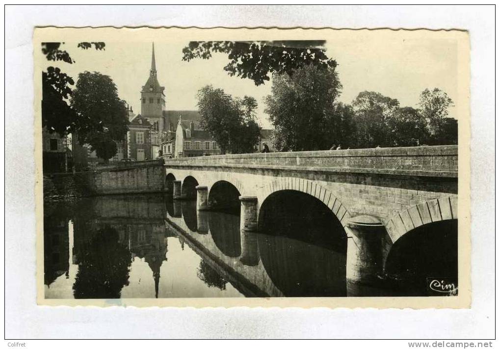 41 - Romorantin     Le Pont Sur La Sauldre Et L'Eglise - Romorantin