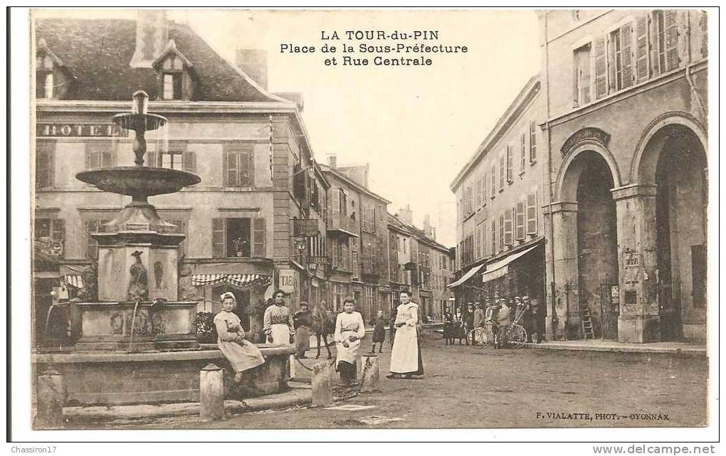 38 - LA TOUR-du-PIN  -  Place De La Sous-Prefecture Et Rue Centrale - Animée - La Tour-du-Pin