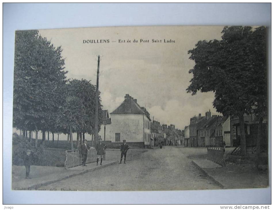 DOULLENS  (Somme) :  Entrée Du Pont Saint-Ladre  -  Petite Animation - Doullens