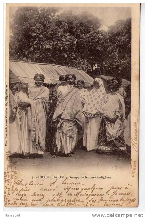 MADAGASCAR...DIEGO-SUAREZ...CPA...ANIMEE GROUPE DE BELLES FEMMES INDIGENES - Madagascar