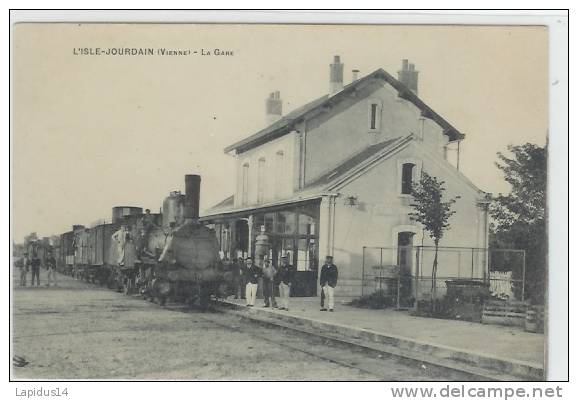 K 13 / CPA  L'ISLE JOURDAIN  (86)   LA GARE - L'Isle Jourdain