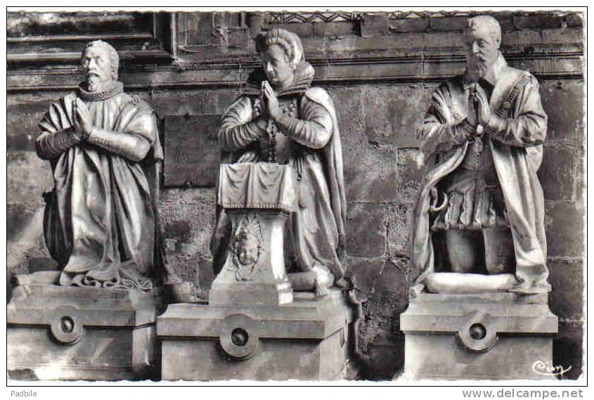 Carte Postale  95. Magny-en-Vexin Intérieur De L'église Statues Mausolée Des Villeroy Sculpteur M. Jacquet Dit Grenoble - Magny En Vexin