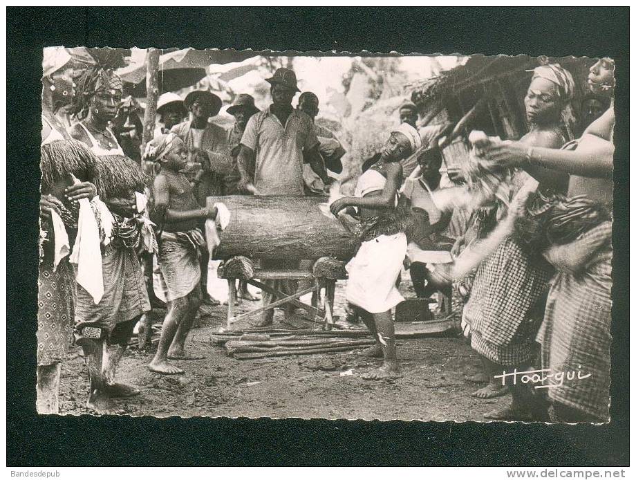 CPSM - Gabon - Tam Tam Et Danses Près De Lamabaréné ( Animée Vue Rapprochée HOA QUI Lib. Simarro 776) - Gabon