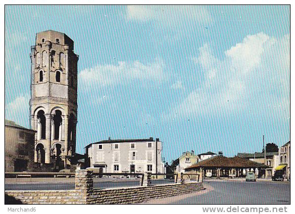 VIENNE.CHARROUX.LA PLACE ST PIERRE LA TOUR CHARLEMAGNE ET LES ANCIENNES HALLES - Charroux