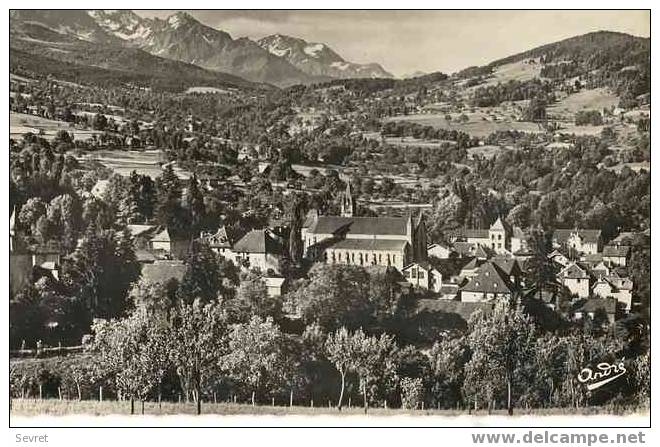 38  -  THEYS. -  Vue Générale. Belledonne Et Le Col Des Ayes. Cpsm - Theys