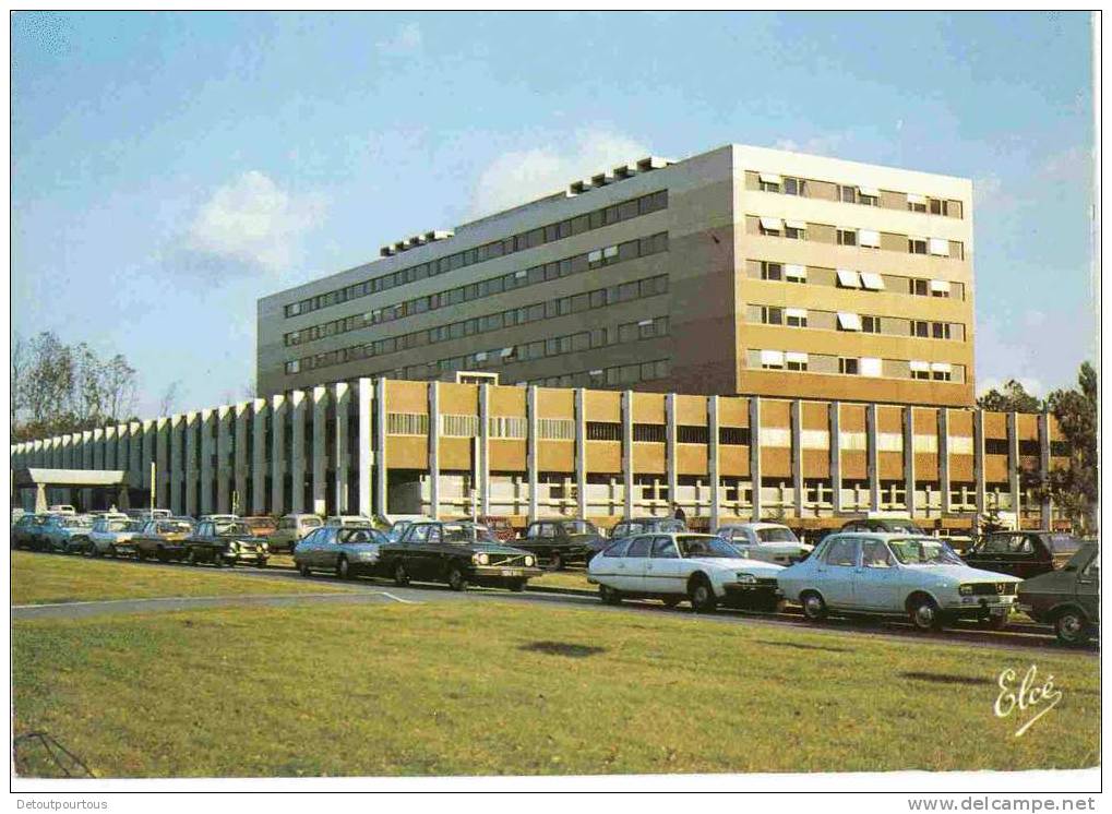 PESSAC ALOUETTE Gironde  Centre De Cardiologie Du Haut Lévèque Architecte Boué ( Citroen GS Renault 12 R12 Volvo) - Pessac