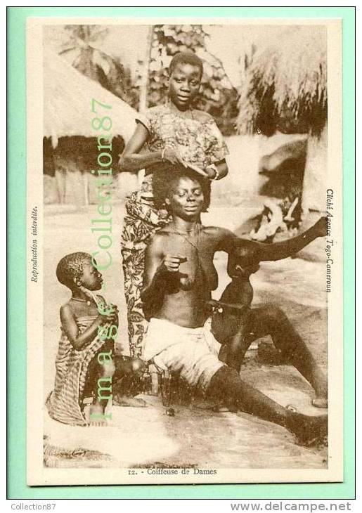 AFRIQUE - TOGO - COIFFEUSE De DAME - COIFFURE - CHEVELURE - FEMME NUE - NU - NUDE - Togo