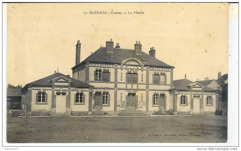 Bléneau : La Mairie Et Les écoles, Garçons Et Filles En 1911. - Bleneau